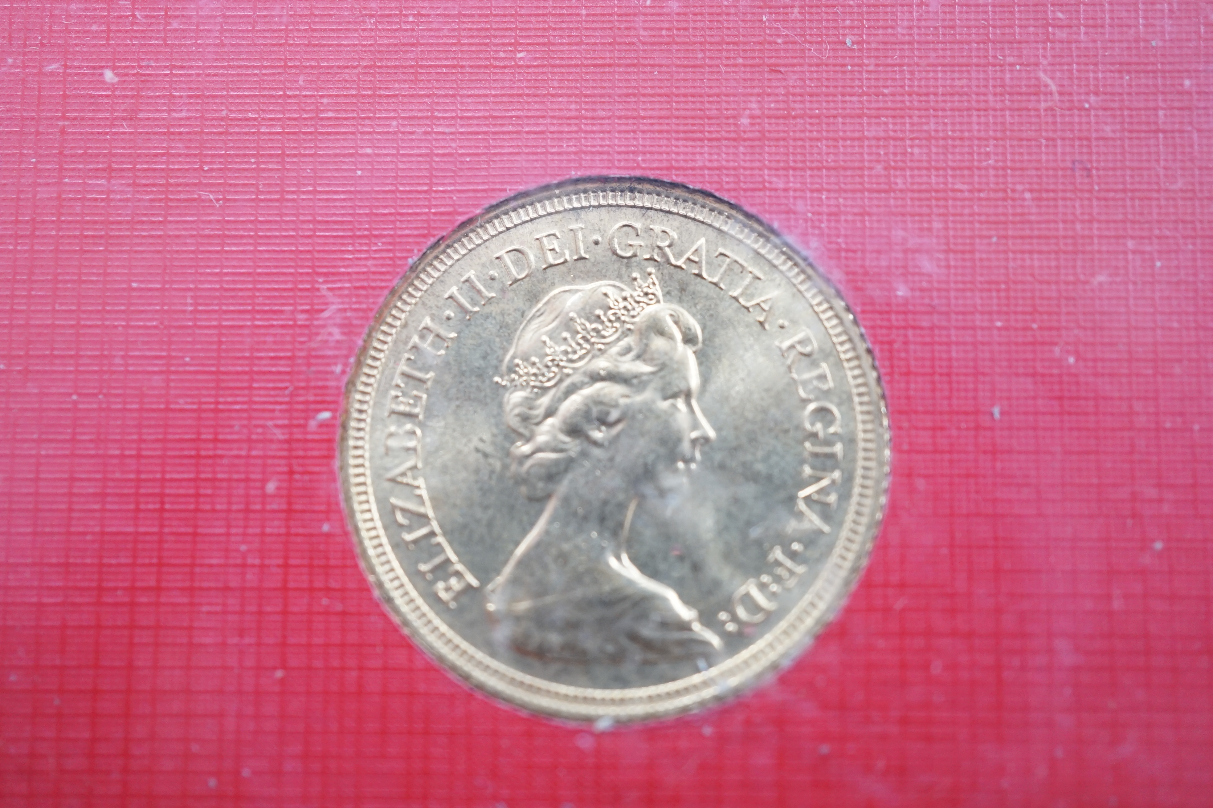 British gold coins, Elizabeth II, 1980 gold sovereign in case of issue, BUNC and a 1982 gold proof half sovereign, in case of issue with certificate